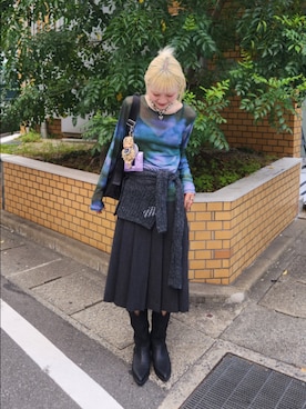 「KBF（ケイビーエフ）のプリーツミディスカート（スカート、グレー系）」を使った、sayakaさん（レディース・161cm）の秋コーディネート