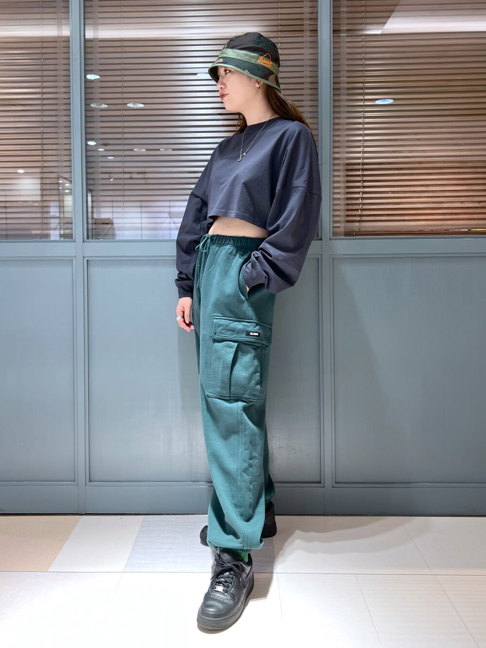 「秋冬コーデ、おしゃれさんと繋がりたい、ゆったりコーデ、スニーカー、今日のコーデ、x-girl、XLARGE、エクストララージ、エックスガール」｜「XLARGEのSWEAT CARGO PANTS（スウェットパンツ、グリーン系）」を使った、江川史唯さん（レディース・168cm）の秋コーディネートの1枚目の写真