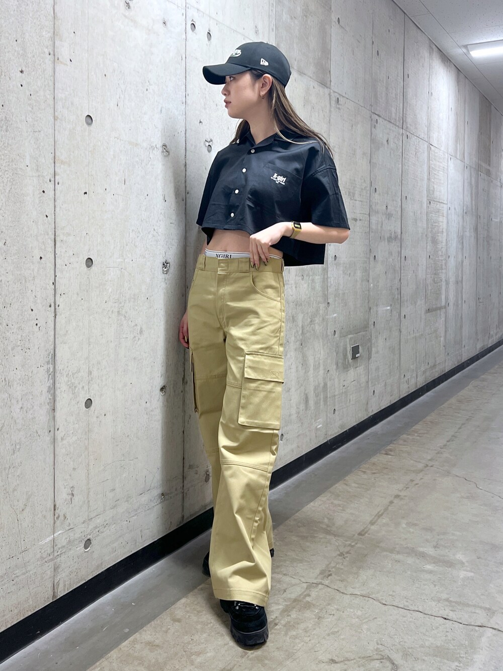 「x-girl、エックスガール、エクストララージ、XLARGE」｜「X-girlのANONYMITY OPEN COLLAR CROPPED SHIRT（シャツ/ブラウス、グリーン系）」を使った、江川史唯さん（レディース・168cm）の春コーディネートの1枚目の写真