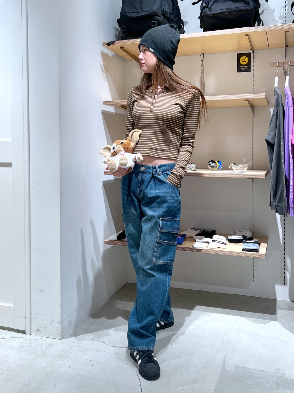 「x-girl、エックスガール」｜「X-girlのFACE WIDE CARGO PANTS（カーゴパンツ、ブルー系）」を使った、江川史唯さん（レディース・168cm）の冬コーディネートの1枚目の写真