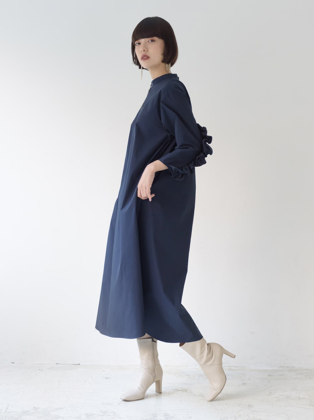 「モード、ブーツ、ロングワンピース、シンプルコーデ、大人コーデ、オトナカジュアル、キレイめ、ワンピースコーデ、春夏コーデ、結婚式」｜「La SRICのLa SRIC / 袖バックフリルOP（シャツワンピース、ブルー系）」を使った、La SRIC officialさん（レディース・165cm）の春コーディネートの1枚目の写真