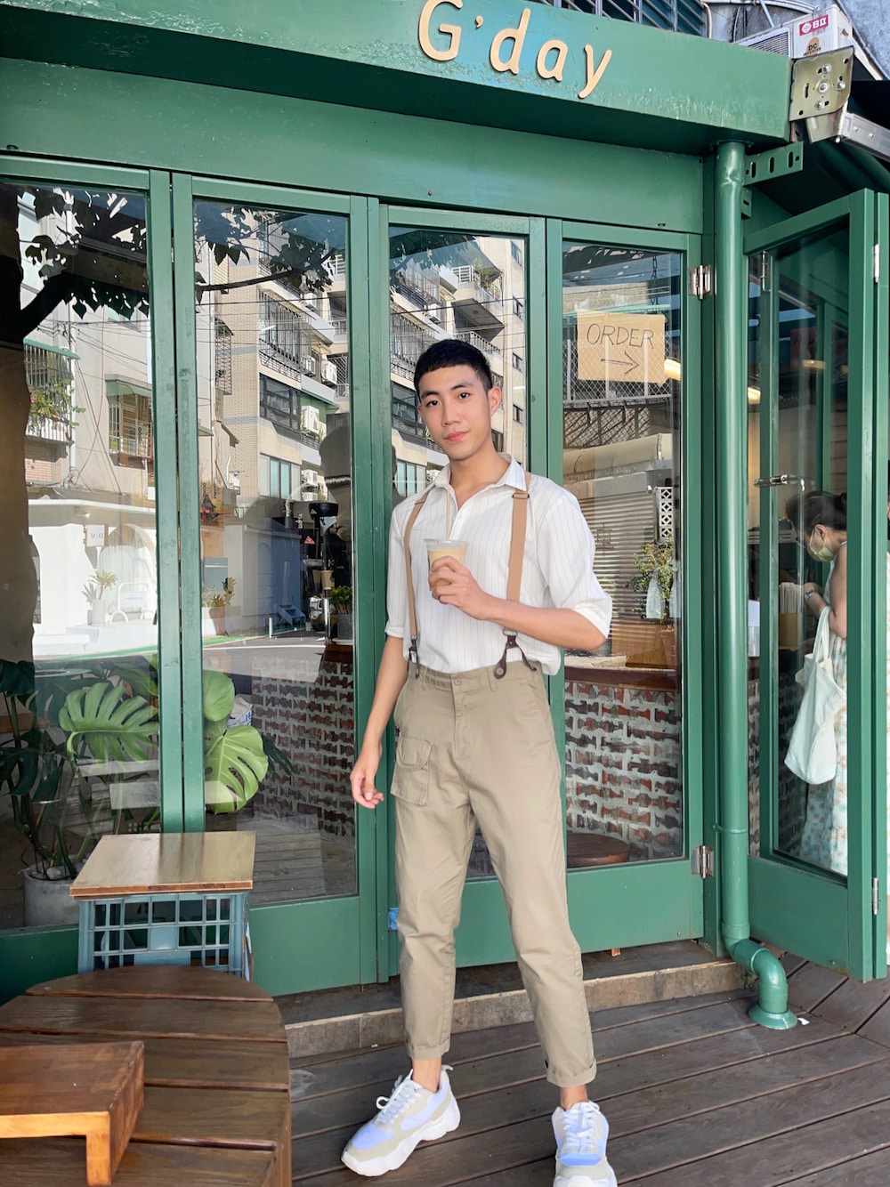 「ootd、街頭穿搭、復古、休閒、日系極簡、工裝褲、白T、韓系、秋のコーデ」｜「PSGBのアイテム（サロペット/オーバーオール、ベージュ系）」を使った、許翔さん（メンズ・177cm）の秋コーディネートの1枚目の写真