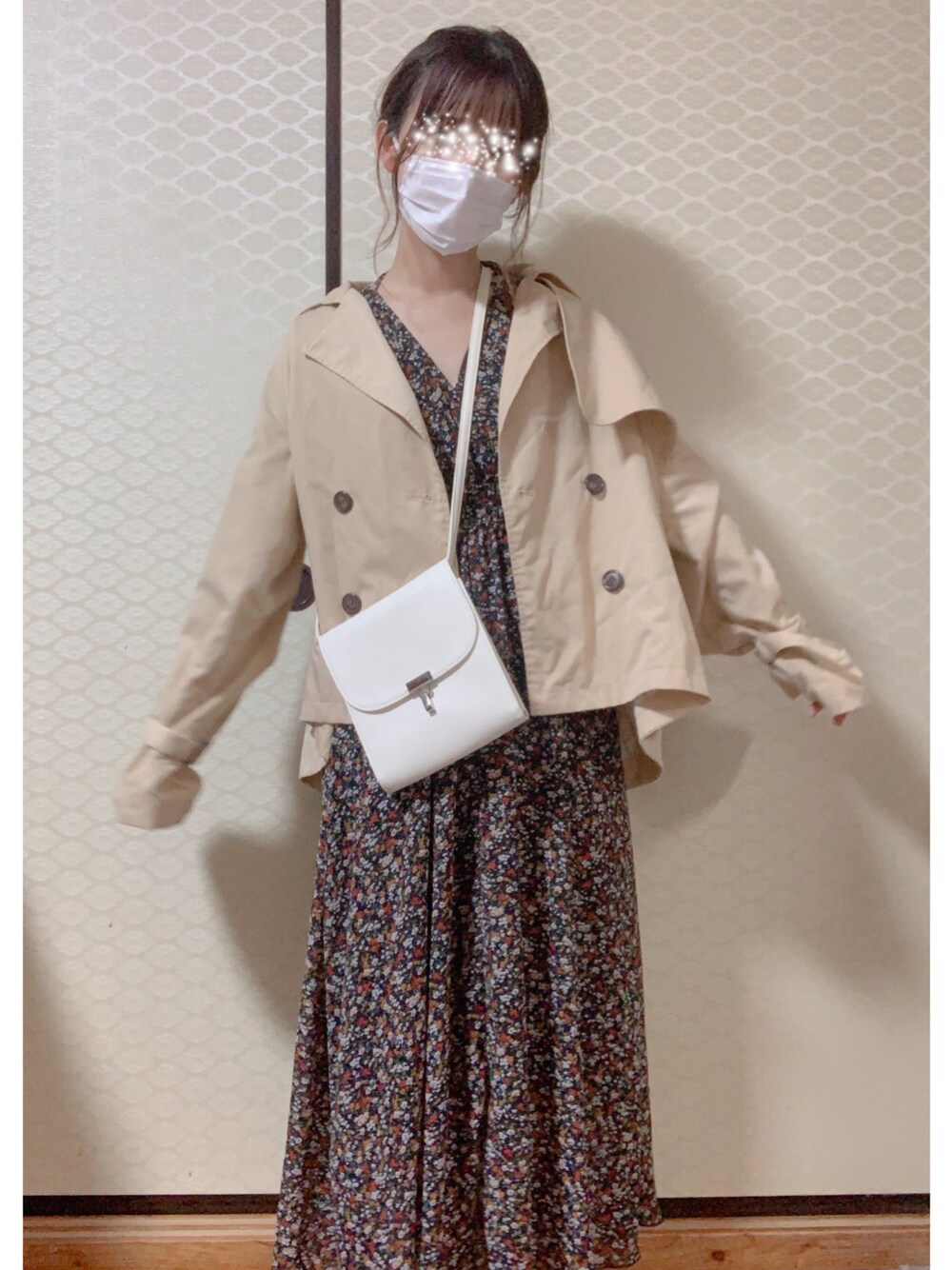 「秋ルック紹介するよ、ロングワンピース、花柄、トレンチコート、ショート丈トップス、カシュクール、ベージュ、淡色コーデ、ショルダーバッグ、グレイル、GRL、秋コーデ、デート、ジャケット、プチプラ」｜「GRLのアイテム（ワンピース、ブラック系）」を使った、piyoyoさん（レディース・154cm）の秋コーディネートの1枚目の写真