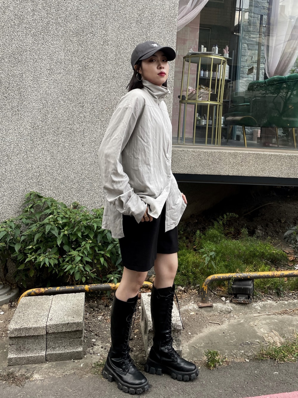 「球鞋、街頭穿搭、休閒、wooalong、韓系、女人味」｜「ffeverのアイテム（ブーツ、ブラック系）」を使った、cuさん（レディース・160cm）の秋コーディネートの1枚目の写真