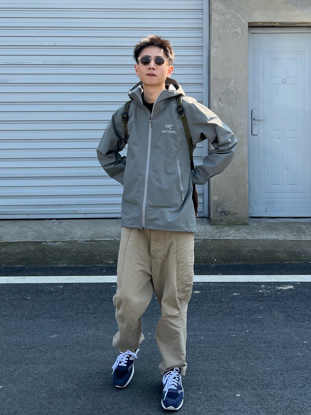 「ARC'TERYX、New Balance」｜「NEW BALANCEのアイテム（スニーカー、ブルー系）」を使った、呛味PlayBoyさん（メンズ・176cm）の春コーディネートの1枚目の写真