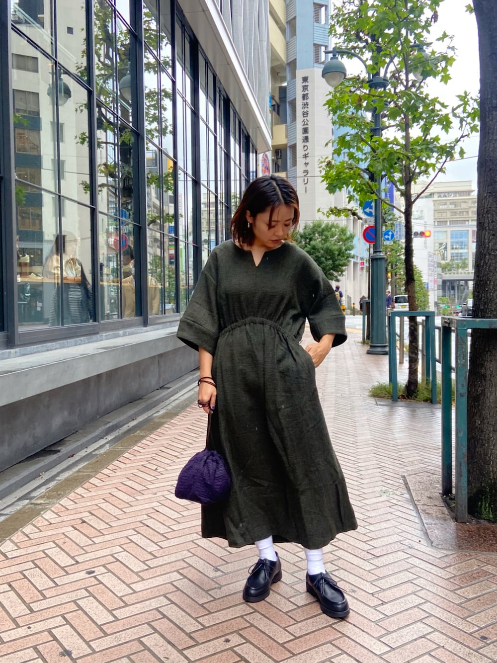 ブルー系のショルダーバッグ、ブルー系のショルダーバッグ、ブラック系のモカシン/デッキシューズを着用したレディースの秋コーディネートの1枚目の写真