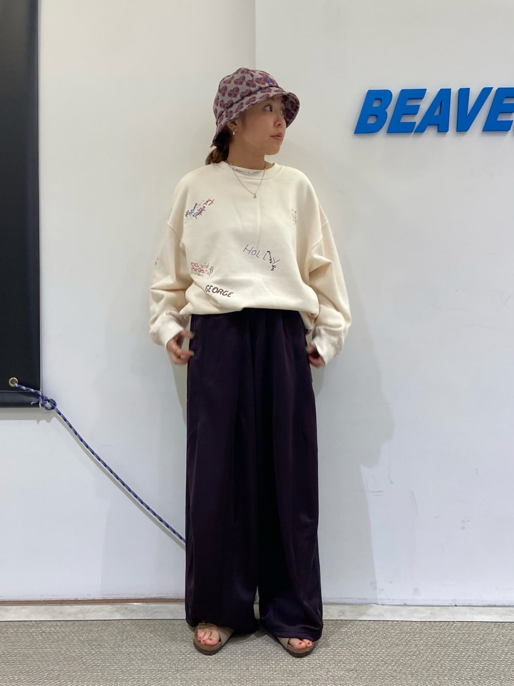 「刺繍、ハット、裏起毛、birkenstock、トラックパンツ、NEEDLES、刺繍スウェット、秋コーデ、ヒザデルパンツ、payday」｜「PAYDAYのPAYDAY /ペイデイ  別注SWEAT刺繍（スウェット、ホワイト系）」を使った、もぎさん（レディース・153cm）の夏コーディネートの1枚目の写真