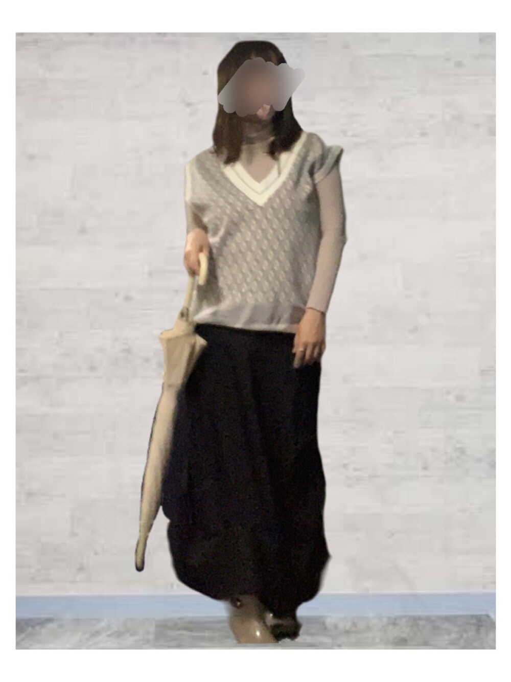 「秋コーデ、大人カジュアル、出勤コーデ、台風、傘、coca、AMERI、amerivintage、RANDA、laveange、ootd、レイヤードスタイル」｜「AmeriのMODERN TILDEN KNIT TOP（ベスト、グレー系）」を使った、maiK☺︎さん（レディース・163cm）の秋コーディネートの1枚目の写真