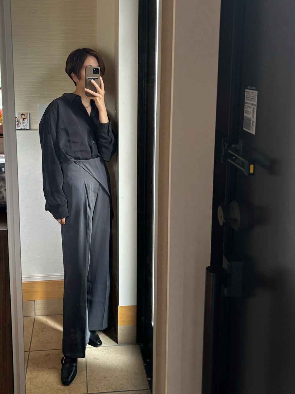 「ラップパンツ、きれいめコーデ、着回しコーデ、キレイめ、シャツスタイル、シャツコーデ」｜「Lumierのアイテム（パンツ、グレー系）」を使った、KOTAさん（骨格ナチュラル・レディース・162cm）の春コーディネートの1枚目の写真