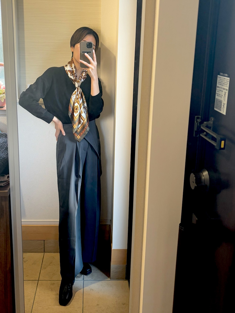 「今日のコーデ、スカーフ、古着MIX、古着、プチプラ、仕事コーデ、オフィスカジュアル、オフィススタイル」｜「Lumierのアイテム（パンツ、グレー系）」を使った、KOTAさん（レディース・162cm）の春コーディネートの1枚目の写真