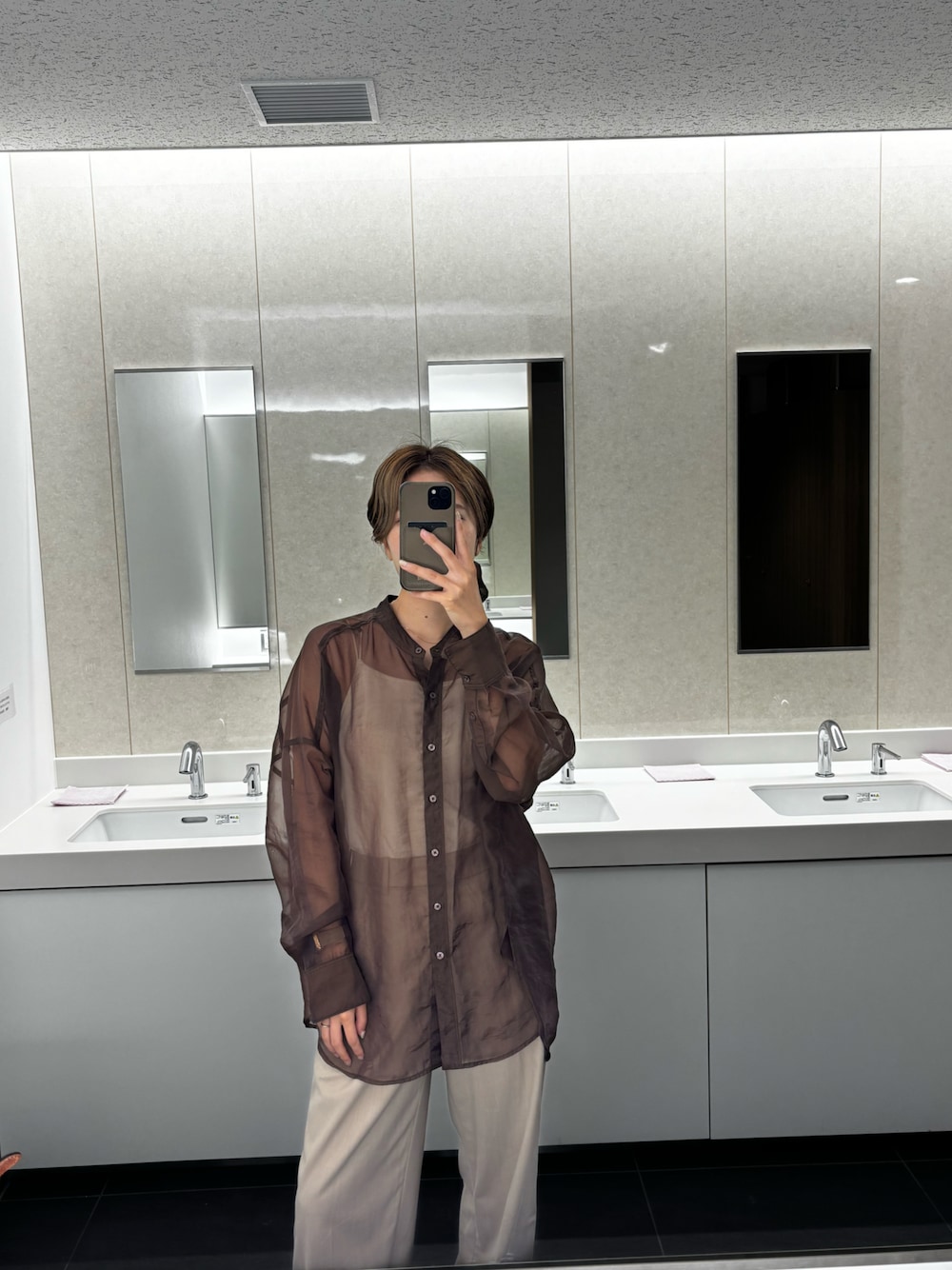 「UNIQLOのアイテム（パンツ、ベージュ系）」を使った、KOTAさん（骨格ナチュラル・レディース・162cm）の夏コーディネートの1枚目の写真