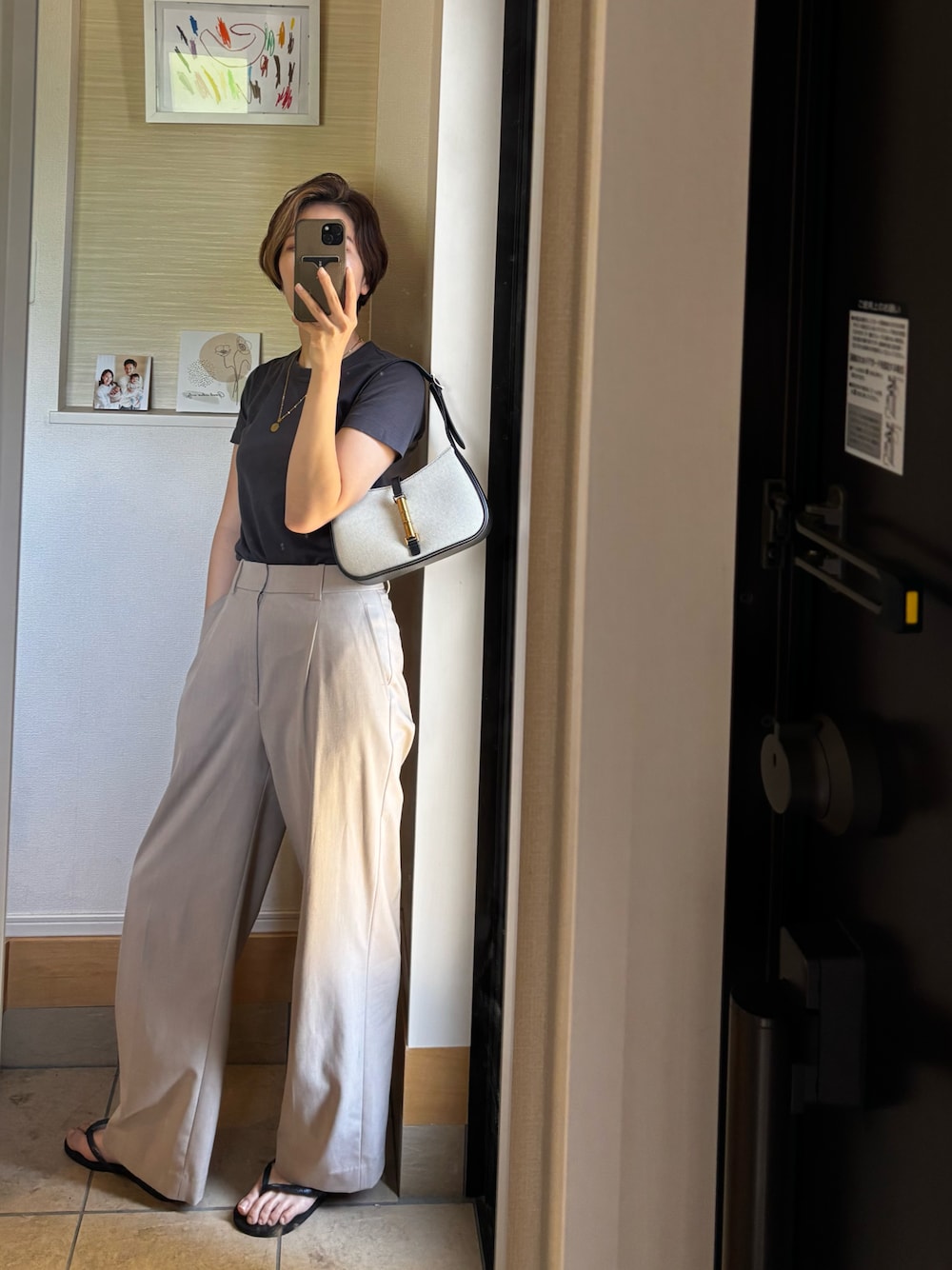 「ビーサン、サンダル、ラクチンコーデ、カジュアルスタイル、キレイめカジュアル、夏服、パンツスタイル、いいね、save、フォローお願いします🤑、30代コーデ、ママコーデ」｜「UNIQLOのアイテム（パンツ、ベージュ系）」を使った、KOTAさん（骨格ナチュラル・レディース・162cm）の春コーディネートの1枚目の写真