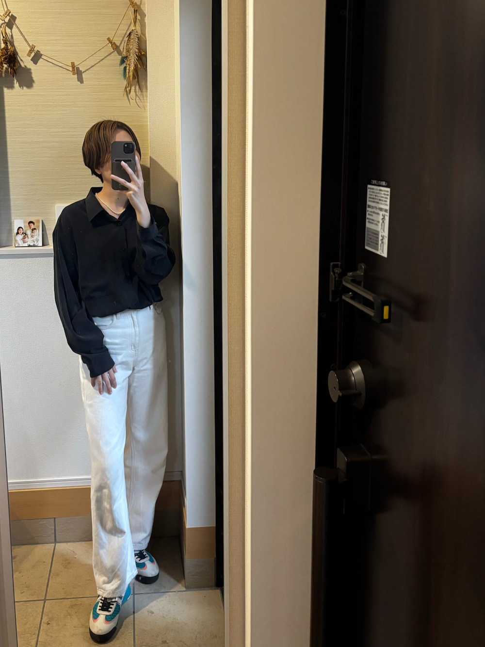 「ワイドパンツ、ホワイトコーデ、ブラックコーデ、ラフ、30代コーデ、ママコーデ、お仕事コーデ、ワントーンコーデ」｜「Onitsuka Tigerのアイテム（スニーカー、ホワイト系）」を使った、KOTAさん（骨格ナチュラル・レディース・162cm）の春コーディネートの1枚目の写真