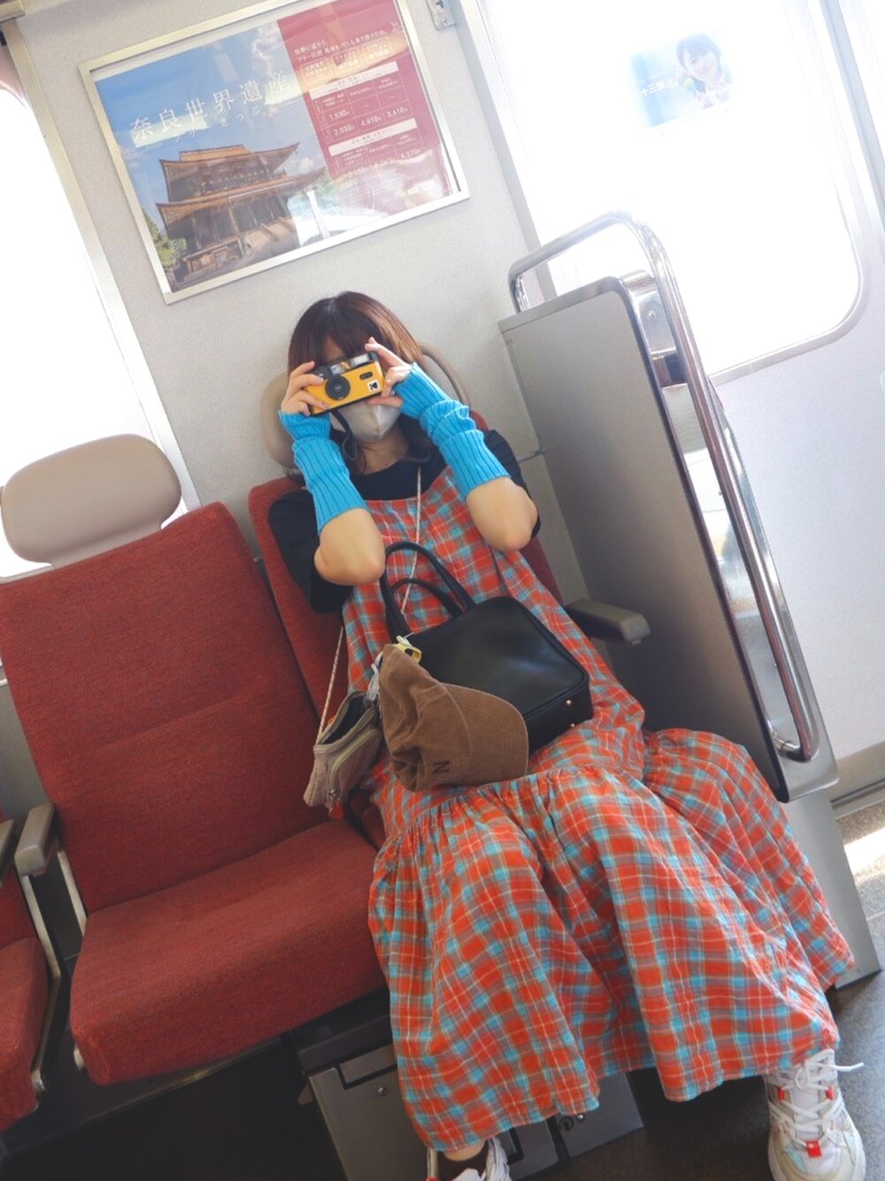 「おしゃれさんと繋がりたい、夏コーデ、低身長女子、スカートスタイル、レイヤードスタイル、Tシャツ、カラー×コーデ、ブラック、ワンピース、ワンピース×スニーカー、grandmaバッグ、Kastane、アームウォーマー、figlondon、ootd」｜「Kastaneの【サイズ展開あり】ティアードチェックキャミワンピース（ワンピース、オレンジ系）」を使った、はるなんさん（レディース・155cm）の夏コーディネートの1枚目の写真