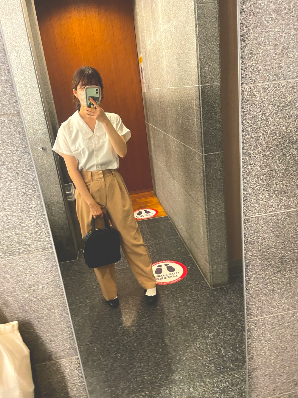 「シンプルコーデ、パンツスタイル、大人コーデ、きれいめカジュアル、プチプラコーデ、ミニバッグ、通勤コーデ、grandmaバッグ、grandma bag、fig London、2nd STREET、natiam」｜「natiamのアイテム（パンツ、ベージュ系）」を使った、はるなんさん（レディース・155cm）の夏コーディネートの1枚目の写真