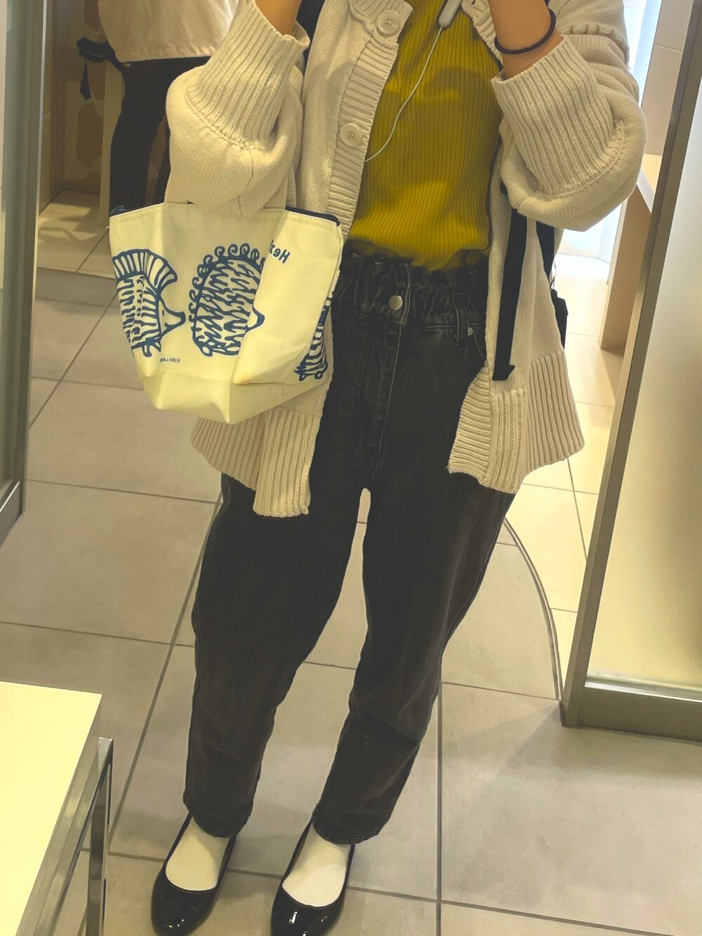 「シンプル、リュック、大人カジュアル、デニムパンツ、バレエシューズ、パンツスタイル、通勤コーデ、低身長コーデ、秋コーデ、Kastane、GU、ViS」｜「Kastaneの配色メロウリブカットソー（Tシャツ/カットソー、グリーン系）」を使った、はるなんさん（レディース・155cm）の秋コーディネートの1枚目の写真