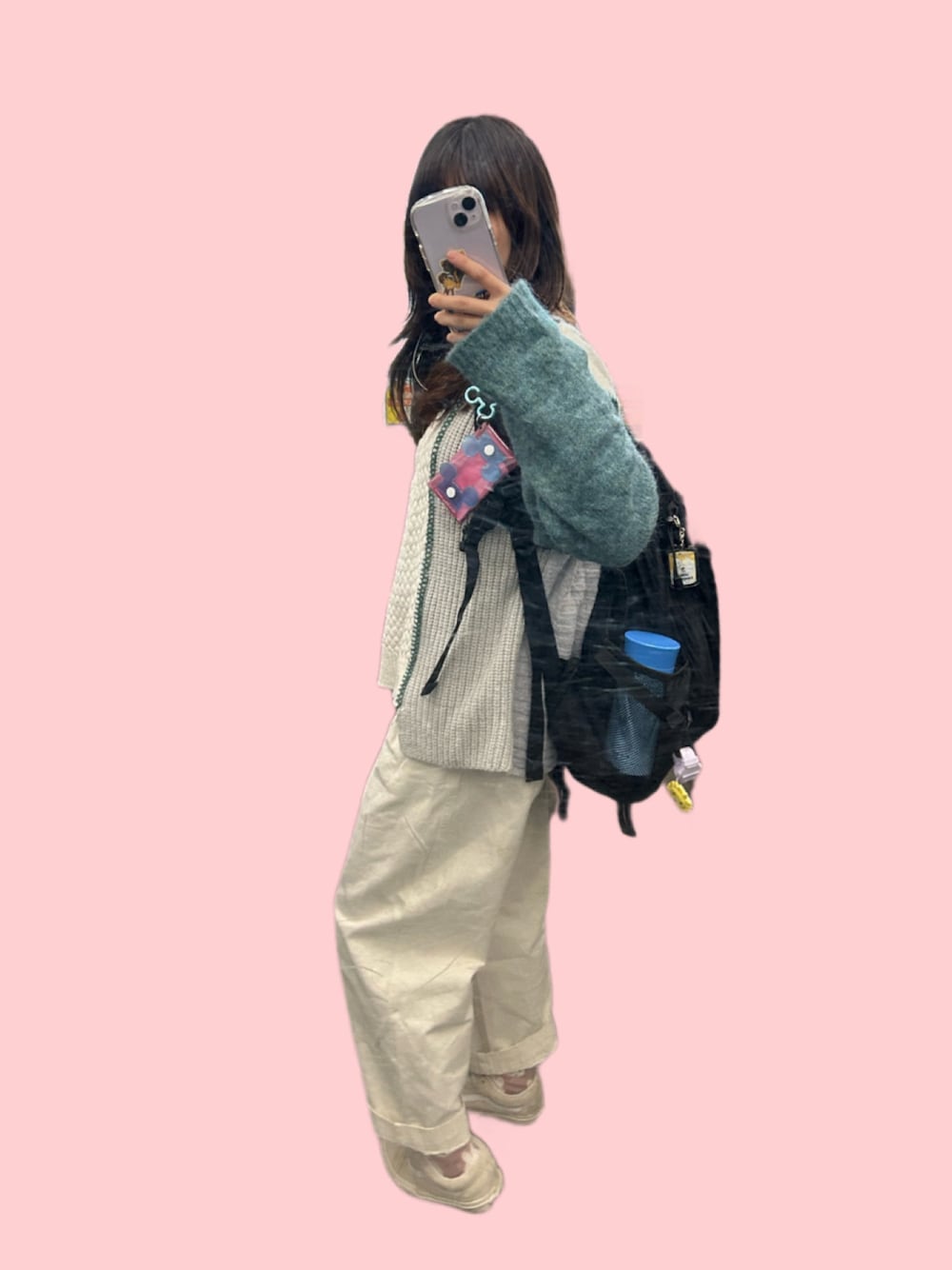 「ファッションを楽しもう、通勤コーデ、リュック、リュックスタイル、白パンツ、ニット、配色ニット、VANS、COLEMAN、KBF、natiam、スニーカー、スニーカーコーデ、低身長、155cm」｜「KBFのMIXカラーパッチワークニット（ニット/セーター、グリーン系）」を使った、はるなんさん（レディース・155cm）の秋コーディネートの1枚目の写真