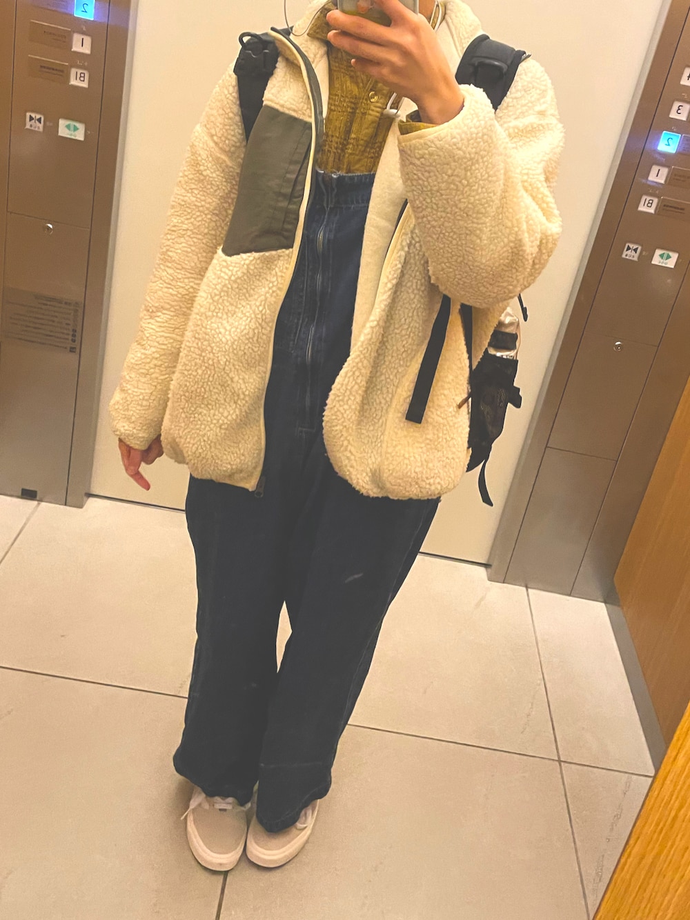 「秋服、大人カジュアル、スニーカー、低身長、ベージュ、オールインワン、もこもこ、リュック、通勤コーデ、ootd」｜「Samansa Mos2 blueのECO DENIM サロペット（サロペット/オーバーオール、ブルー系）」を使った、はるなんさん（レディース・155cm）の秋コーディネートの1枚目の写真