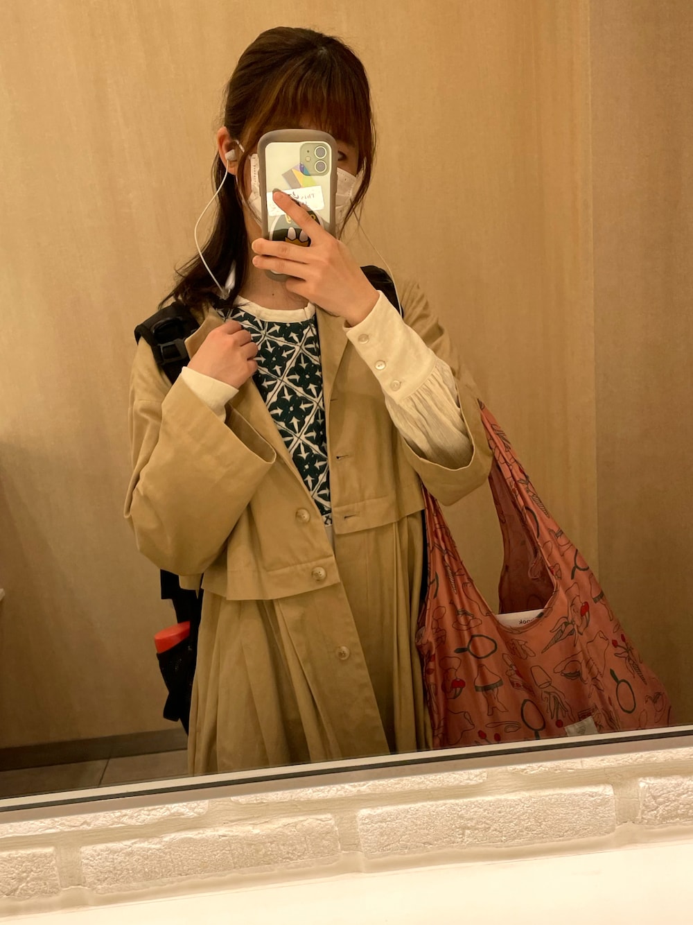 「春服みてみて、きれいめカジュアル、今日のコーデ、ワンピース、通勤コーデ、リュック、リュック女子、エコバッグ、GU、Kastane、アトリエドゥサボン、latelier du savon」｜「l'atelier du savonのＣ／ツイル　コートワンピ（ステンカラーコート、ベージュ系）」を使った、はるなんさん（レディース・155cm）の春コーディネートの1枚目の写真