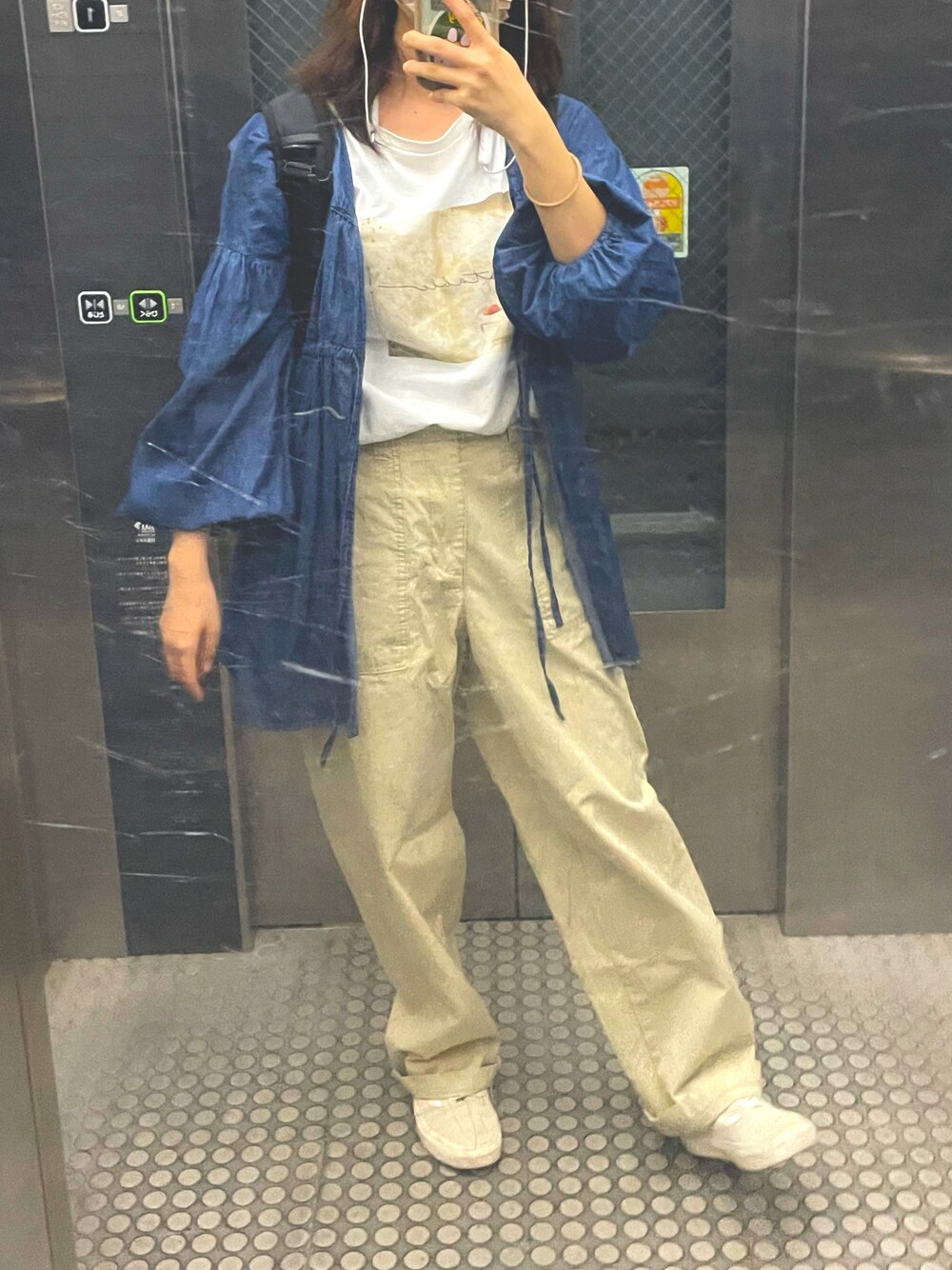 「大人カジュアル、初秋コーデ、パンツコーデ、ゆるコーデ、低身長コーデ、大人ガーリー、ベージュ、スニーカー、リュック、VANS、studio clip、Avail、通勤コーデ」｜「Availのアイテム（パンツ、ホワイト系）」を使った、はるなんさん（レディース・155cm）の秋コーディネートの1枚目の写真