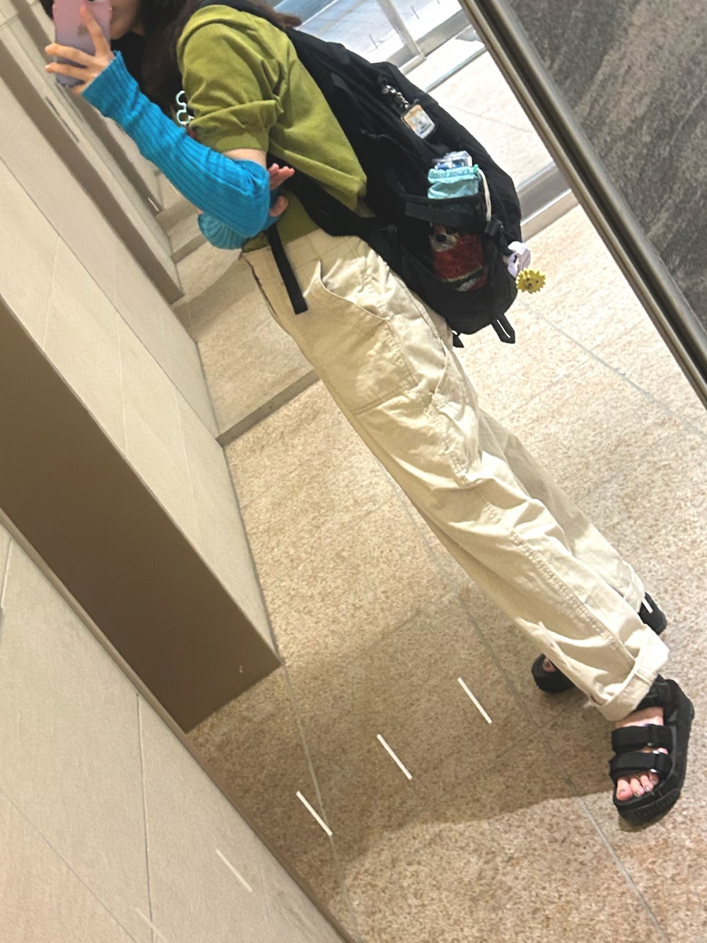「カジュアルコーデ、ootd、通勤コーデ、リュック、サンダル、アームカバー、ホワイトパンツ、低身長女子、カラー×コーデ、Kastane、natiam」｜「fig Ｌondonの●_POLO　knit（ポロシャツ、グリーン系）」を使った、はるなんさん（レディース・155cm）の秋コーディネートの1枚目の写真
