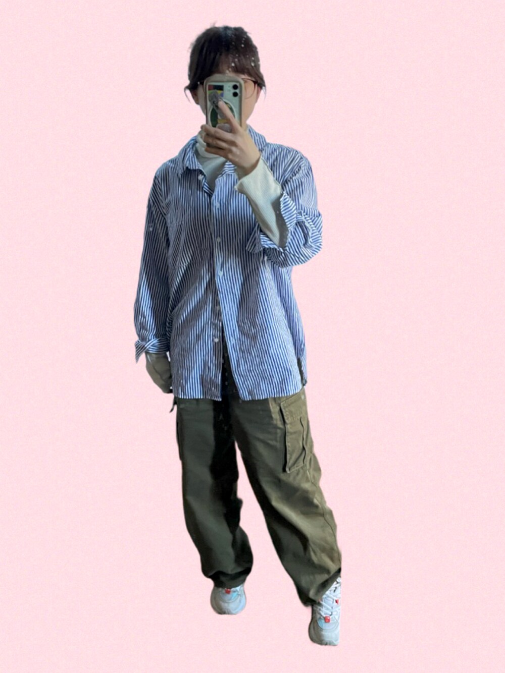 「春服デビュー宣言、春服、休日スタイル、スニーカーコーデ、低身長女子、カーゴパンツ、ストライプシャツ」｜「tiptopのストライプビッグシャツ（シャツ/ブラウス、ブルー系）」を使った、はるなんさん（レディース・155cm）の春コーディネートの1枚目の写真