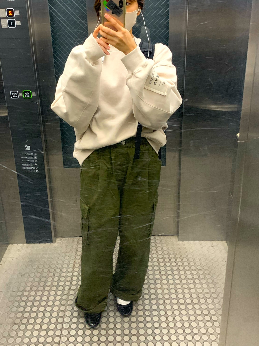 「秋コーデ、大人カジュアル、パンツスタイル、おしゃれさんと繋がりたい、秋カラー、バレエシューズ、ootd、リュック、通勤コーデ、ボリューム袖、低身長コーデ」｜「Availのアイテム（チノパンツ、グリーン系）」を使った、はるなんさん（レディース・155cm）の秋コーディネートの1枚目の写真