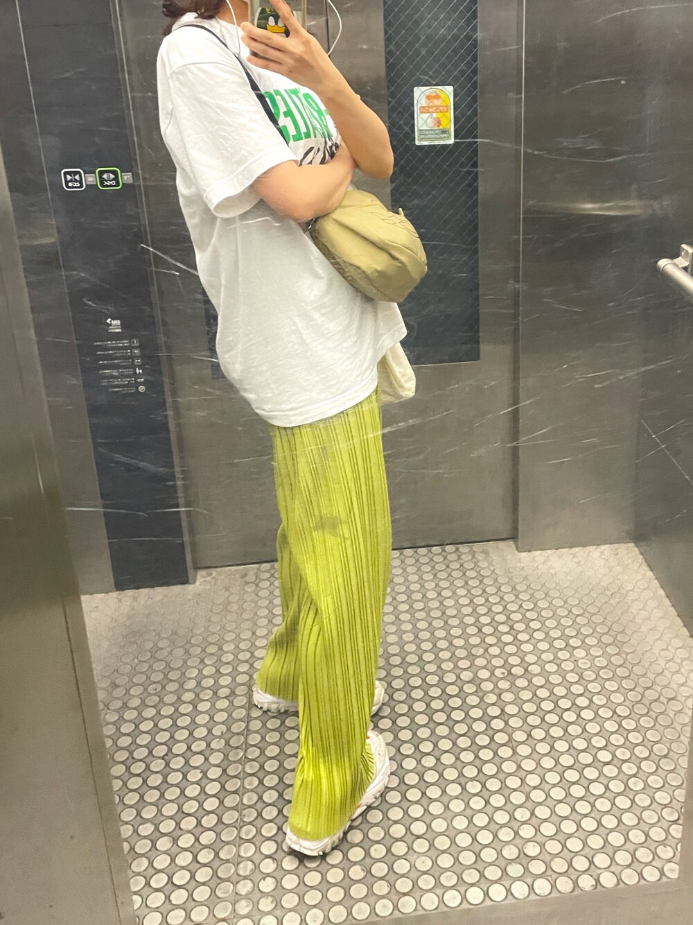 「おしゃれさんと繋がりたい、シンプルスタイル、シンプルコーデ、低身長コーデ、パンツコーデ、プリーツパンツ、Tシャツ、通勤コーデ、私服通勤」｜「Samansa Mos2 blueのランダムプリーツパンツ（その他パンツ、グリーン系）」を使った、はるなんさん（レディース・155cm）の秋コーディネートの1枚目の写真