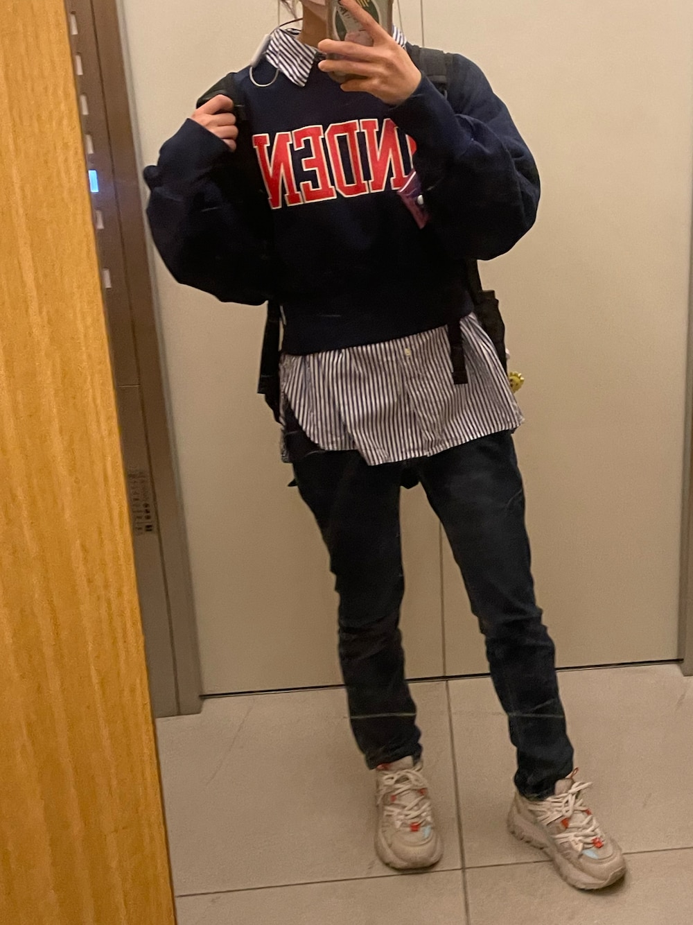 「シンプルスタイル、大人女子、通勤コーデ、私服通勤、スニーカーコーデ、ストライプシャツ、リュック、デニムコーデ」｜「UNIQLOのWOMEN スリムボーイフレンドフィットアンクルジーンズ（デニムパンツ、ブルー系）」を使った、はるなんさん（レディース・155cm）の春コーディネートの1枚目の写真
