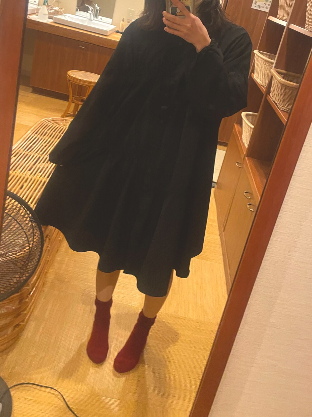 「冬コーデ、休日コーデ、オトナ女子、秋冬コーデ、ミニワンピ、ブラックコーデ、クリスマスに着たい服、低身長コーデ、Kastane、赤い靴下、黒ブーツ、ootd」｜「Kastaneの紐付きギャザーミニワンピース（ワンピース、ブラック系）」を使った、はるなんさん（レディース・155cm）の冬コーディネートの1枚目の写真