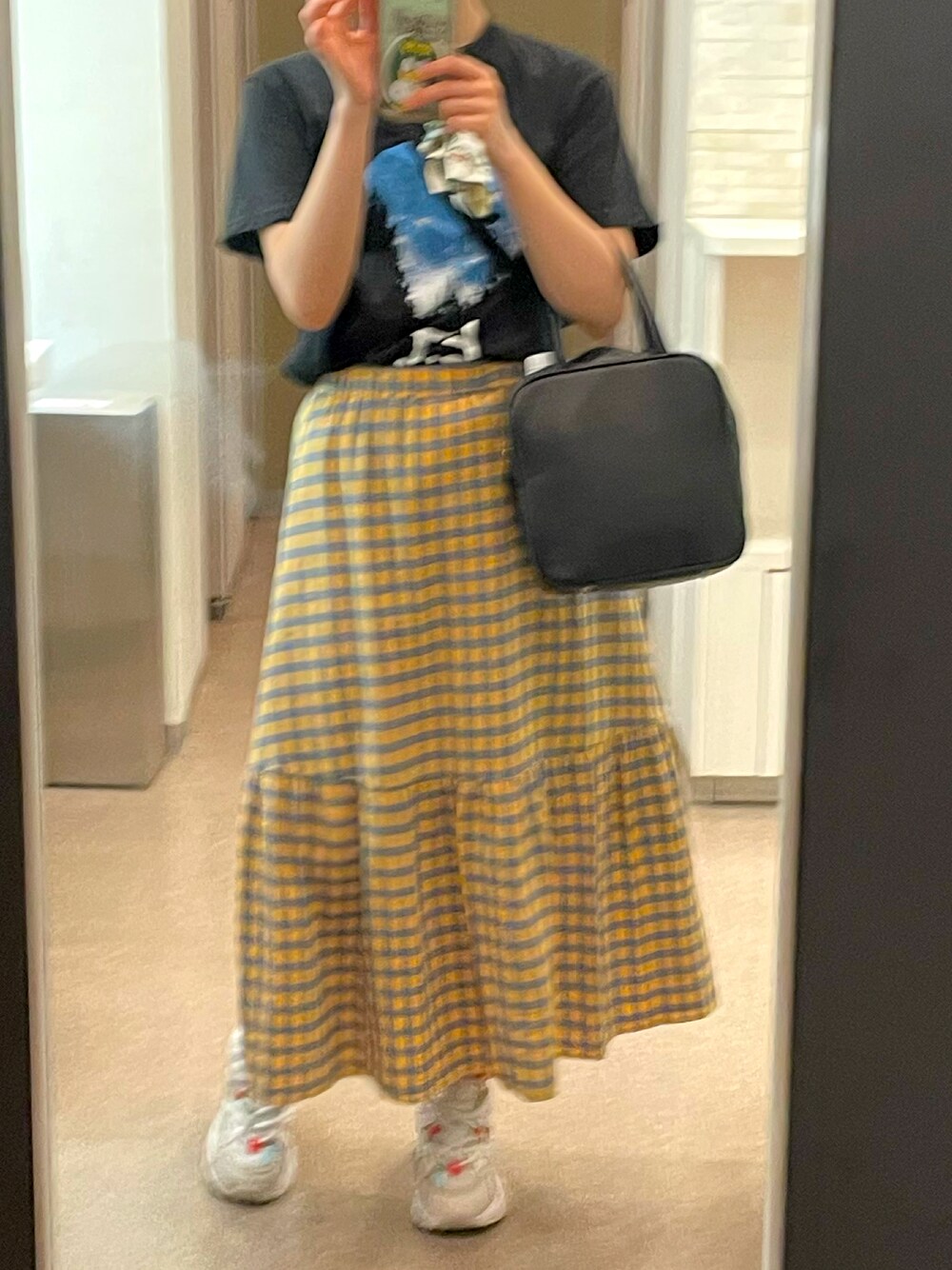 「休日コーデ、ラクチンコーデ、夏服、お出かけコーデ、カラーコーデ、低身長コーデ、ミニバッグ、Tシャツ、スニーカー、grandmaバッグ、fig London」｜「figのアイテム（バッグ、ブラック系）」を使った、はるなんさん（レディース・155cm）の夏コーディネートの1枚目の写真