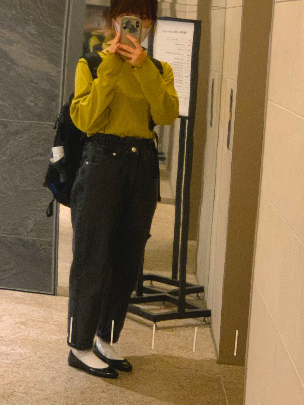 「大人カジュアル、きれいめカジュアル、おしゃれさんと繋がりたい、デニムコーデ、出勤コーデ、ootd、Kastane、GU、バレエシューズ、リュックスタイル」｜「vis-`a-visの【TV着用】【vis-`a-vis】ウェストギャザーデニム&ツイルテーパードパンツ（デニムパンツ、ブラック系）」を使った、はるなんさん（レディース・155cm）の夏コーディネートの1枚目の写真