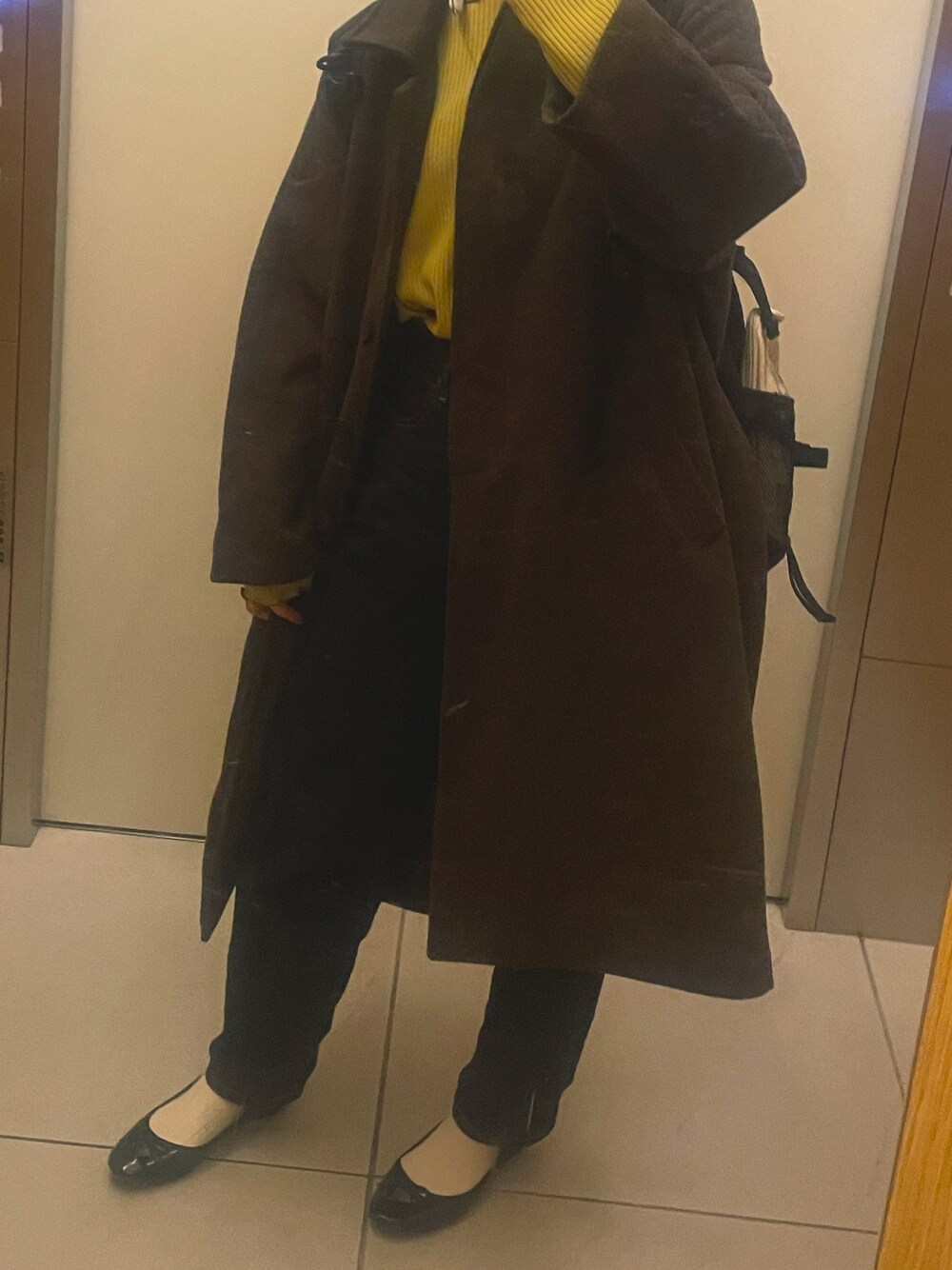 「私の推しブランド、Kastane、UNIQLO、デニム、バレエシューズ、バレエシューズ×ソックス、リュック、通勤コーデ、リュックスタイル、colemanリュック」｜「Libra CueのLibra ウールブレンドステンカラーコート（ステンカラーコート、ブラウン系）」を使った、はるなんさん（レディース・155cm）の冬コーディネートの1枚目の写真