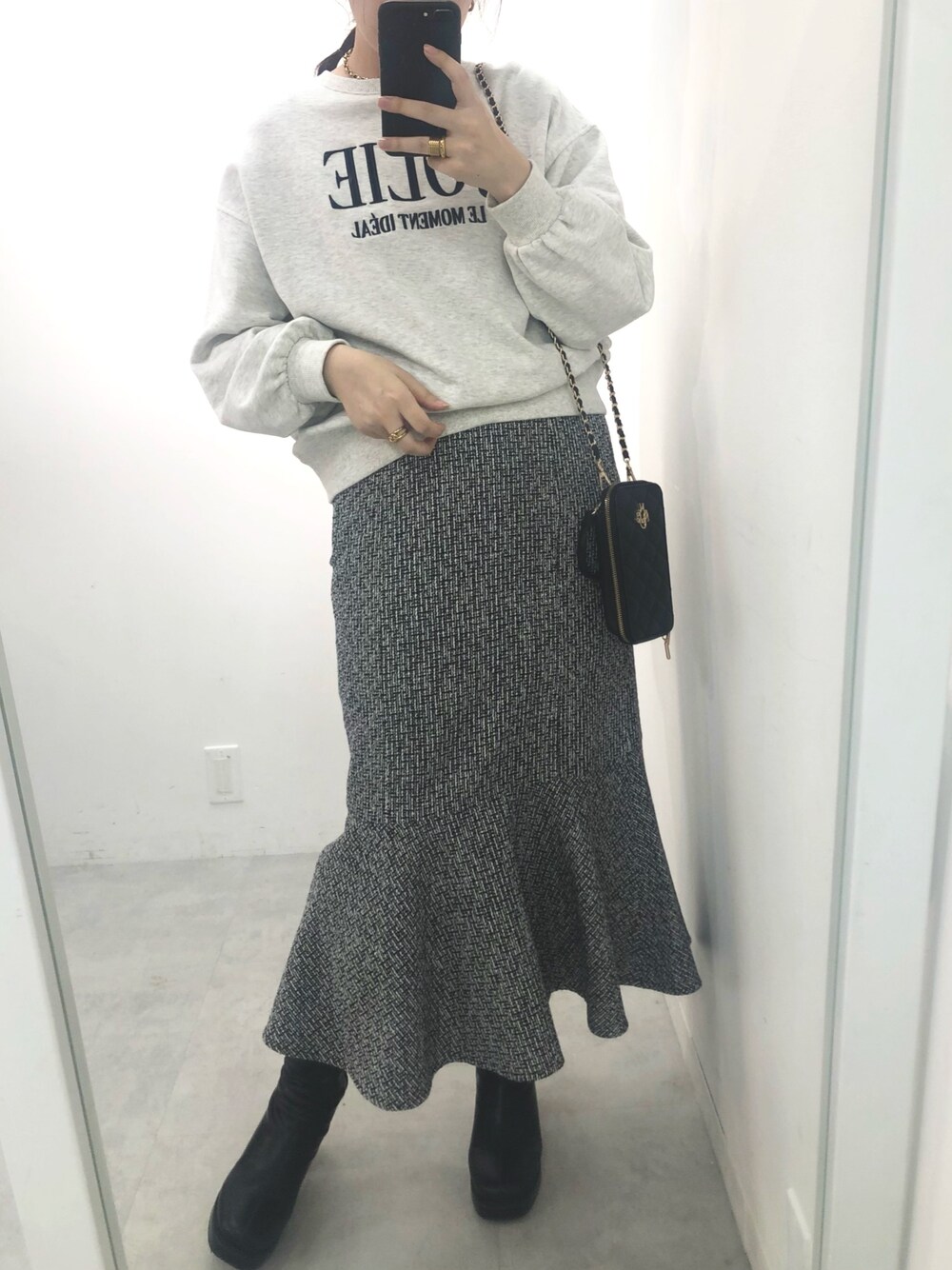 ブラック系のワンピース、グレー系のTシャツ/カットソーを着用したレディースの冬コーディネートの1枚目の写真