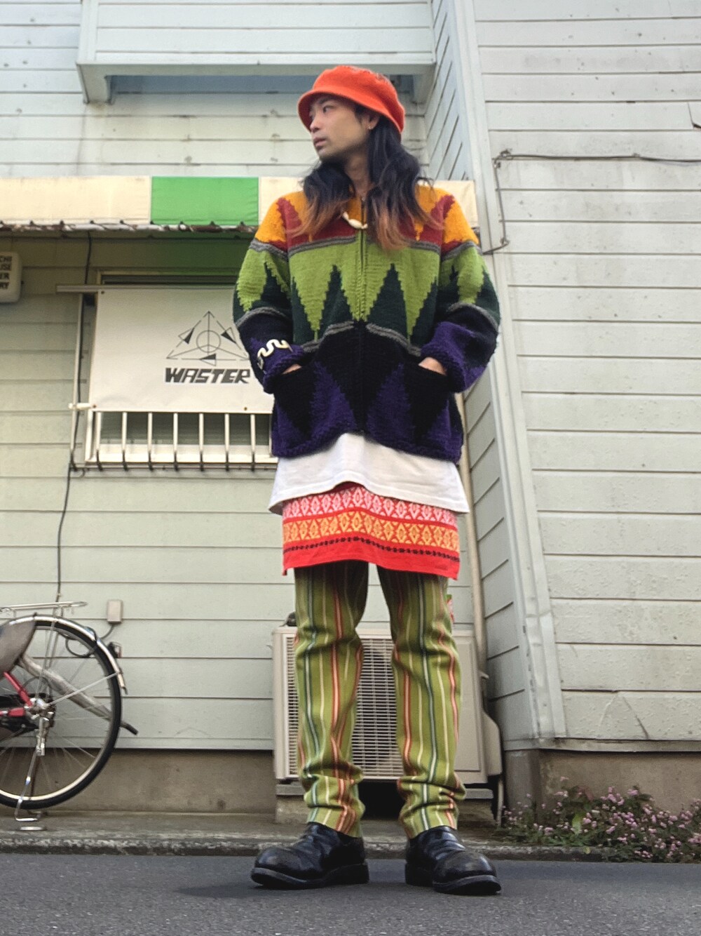 「vintage、ヴィンテージ、ハット、エクアドルニット、ハンドニット、フットボールTシャツ、エプロン、ストライプパンツ、サイドゴアブーツ、レイヤードスタイル」｜「us navyのアイテム（ブーツ、ブラック系）」を使った、&GOMAさん（メンズ・171cm）の冬コーディネートの1枚目の写真