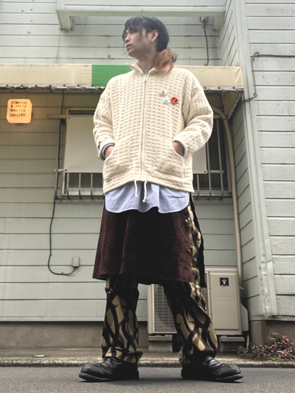 「vintage、ヴィンテージ、エクアドルニット、グランパシャツ、スカート、カーゴパンツ、カモフラ、トライバル、サイドゴアブーツ、レイヤードスタイル」｜「us navyのアイテム（ブーツ、ブラック系）」を使った、&GOMAさん（メンズ・171cm）の冬コーディネートの1枚目の写真