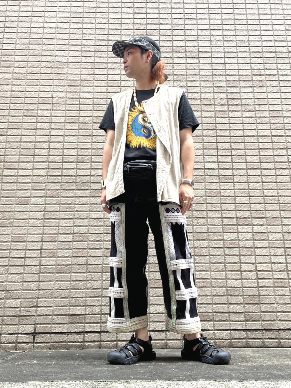 「vintage、ヴィンテージ、サンバイザー、ベスト、Tシャツ、民族、エスニック、トライバル、サンダル、ウエストポーチ、レイヤードスタイル」｜「KEENのNewport / ニューポート（サンダル、ブラック系）」を使った、&GOMAさん（メンズ・171cm）の夏コーディネートの1枚目の写真
