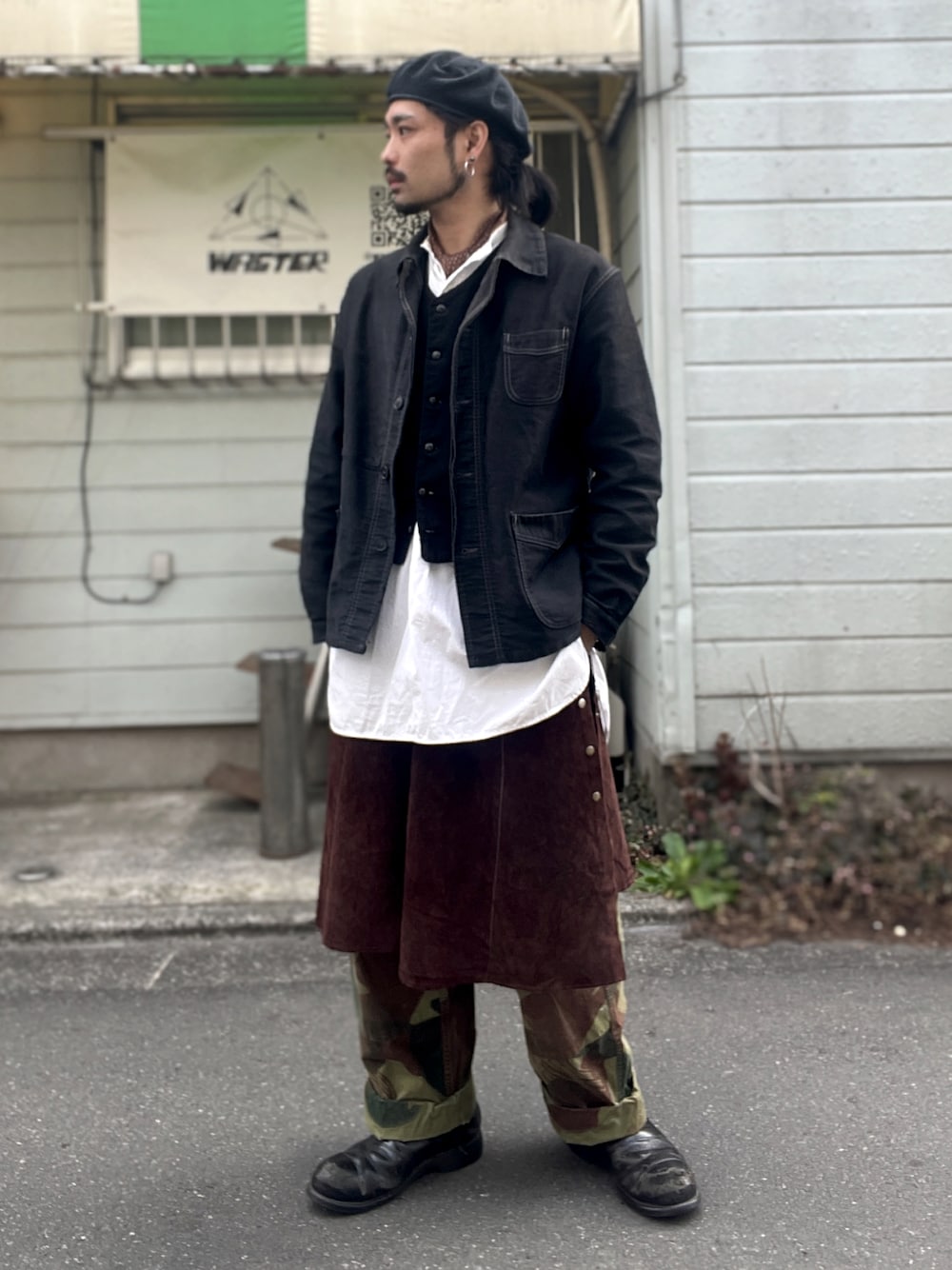 「vintage、ヴィンテージ、ベレー帽、グランパシャツ、モールスキン、ベスト、スカーフ、スカート、ミリタリーパンツ、サイドゴアブーツ、レイヤードスタイル」｜「us navyのアイテム（ブーツ、ブラック系）」を使った、&GOMAさん（メンズ・171cm）の冬コーディネートの1枚目の写真