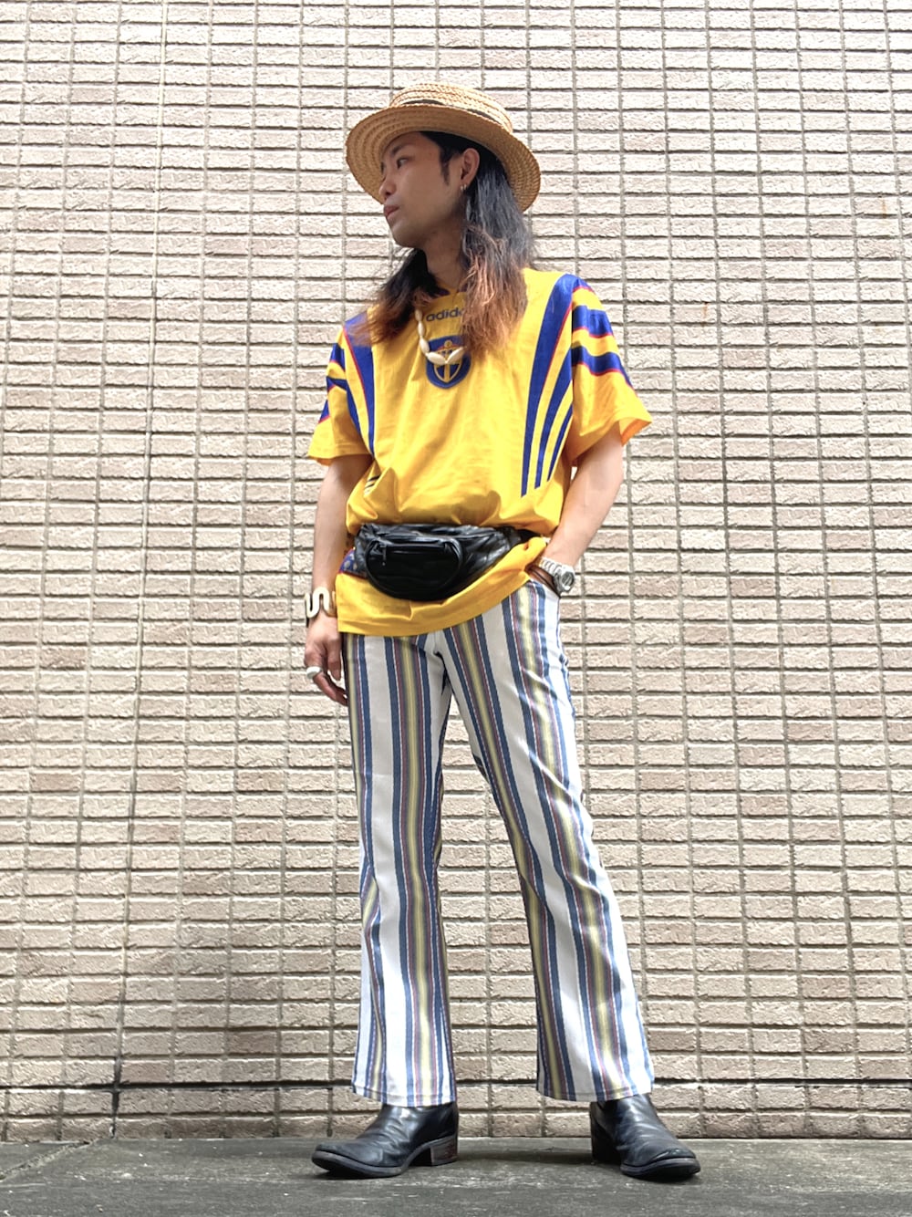 「vintage、ヴィンテージ、ハット、カンカン帽、ボーターハット、サッカーユニフォーム、ユニフォーム、フレアパンツ、ストライプパンツ、ウエストポーチ、ブーツ」｜「PREMIATAのアイテム（ブーツ、ブラック系）」を使った、&GOMAさん（メンズ・171cm）の夏コーディネートの1枚目の写真