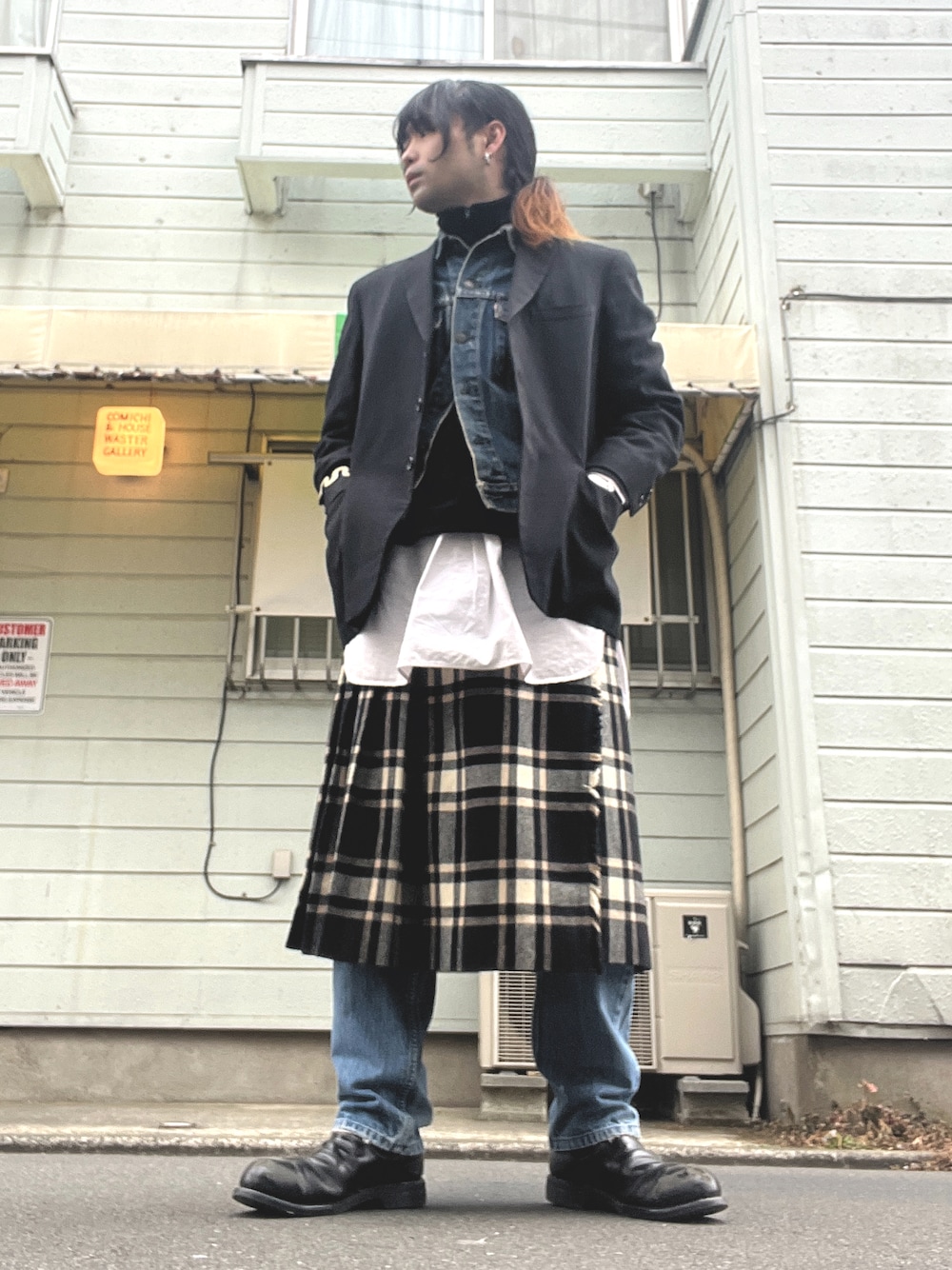 「vintage、ヴィンテージ、テーラードジャケット、ハイネック、グランパシャツ、デニムベスト、スカート、デニムパンツ、レイヤードスタイル」｜「us navyのアイテム（ブーツ、ブラック系）」を使った、&GOMAさん（メンズ・171cm）の冬コーディネートの1枚目の写真