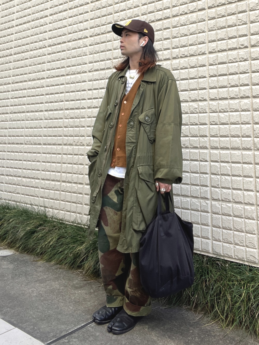 「vintage、ヴィンテージ、キャップ、ニューエラ、ミリタリーコート、カーディガン、Tシャツ、カーゴパンツ、カモフラ、ヘルメットバッグ、足袋ブーツ、tabi」｜「Maison MargielaのMaison Margiela - Tabi アンクルブーツ - men - レザー - 42（ブーツ、ブラック系）」を使った、&GOMAさん（メンズ・171cm）の秋コーディネートの1枚目の写真