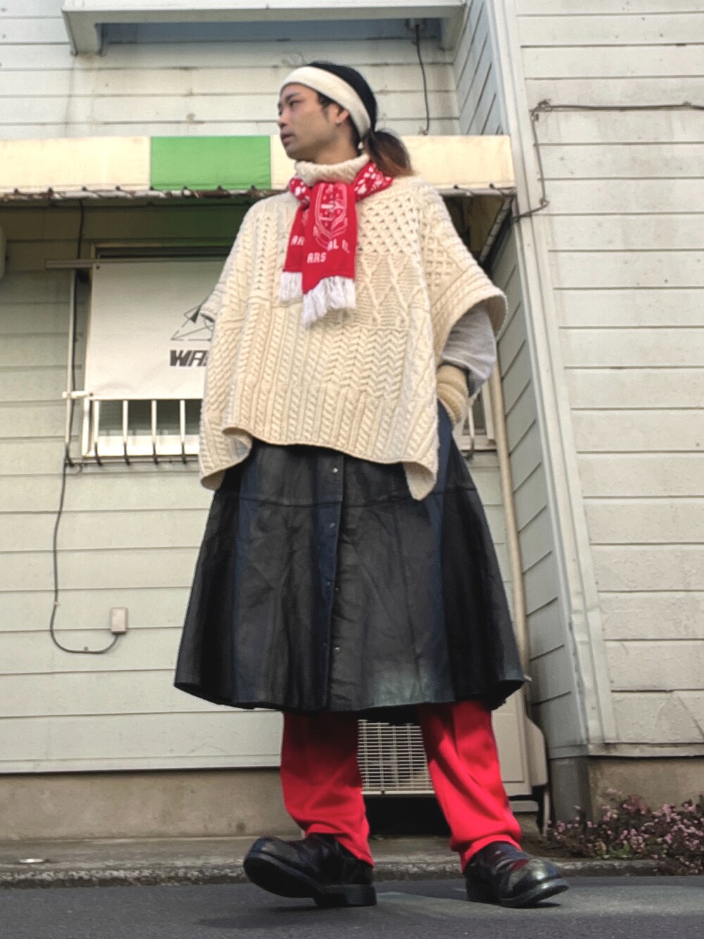 「vintage、ヴィンテージ、ポンチョ、ヘアバンド、マフラー、スカート、トラックパンツ、サイドゴアブーツ、スウエット、手袋、レイヤードスタイル」｜「us navyのアイテム（ブーツ、ブラック系）」を使った、&GOMAさん（メンズ・171cm）の冬コーディネートの1枚目の写真