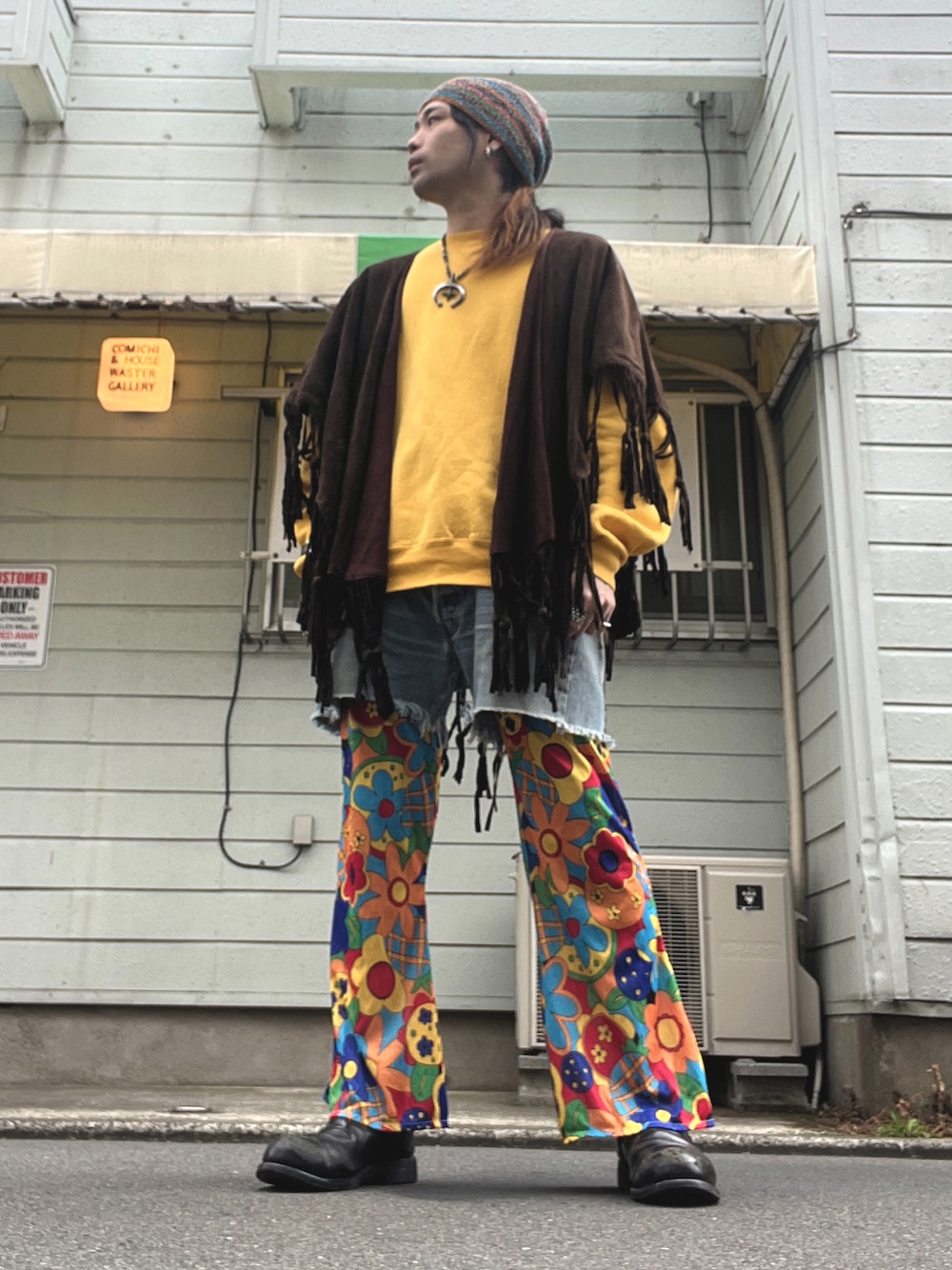 「vintage、ヴィンテージ、ニット帽、スウエット、ケープ、デニムショートパンツ、イージーパンツ、サイドゴアブーツ、レイヤードスタイル、NAVAJO」｜「us navyのアイテム（ブーツ、ブラック系）」を使った、&GOMAさん（メンズ・171cm）の冬コーディネートの1枚目の写真