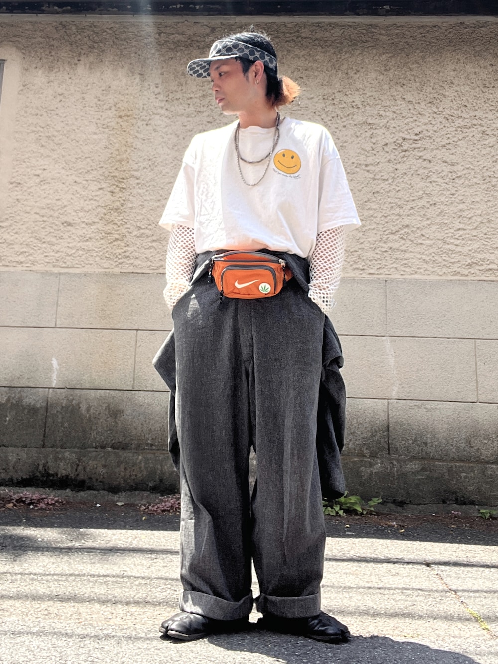 「vintage、ヴィンテージ、オールインワン、つなぎ、Tシャツ、メッシュ、ウエストポーチ、ネックレス、足袋ブーツ、レイヤードスタイル、サンバイザー」｜「Maison MargielaのMaison Margiela - Tabi アンクルブーツ - men - レザー - 42（ブーツ、ブラック系）」を使った、&GOMAさん（メンズ・171cm）の夏コーディネートの1枚目の写真