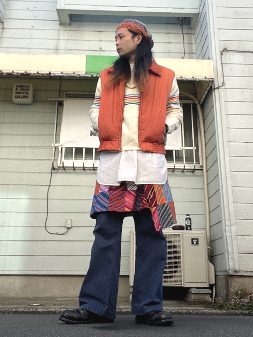 「vintage、ヴィンテージ、タム、スキーセーター、グランパシャツ、ダウンベスト、巻きスカート、フレアデニム、サイドゴアブーツ、レイヤードスタイル」｜「us navyのアイテム（ブーツ、ブラック系）」を使った、&GOMAさん（メンズ・171cm）の秋コーディネートの1枚目の写真