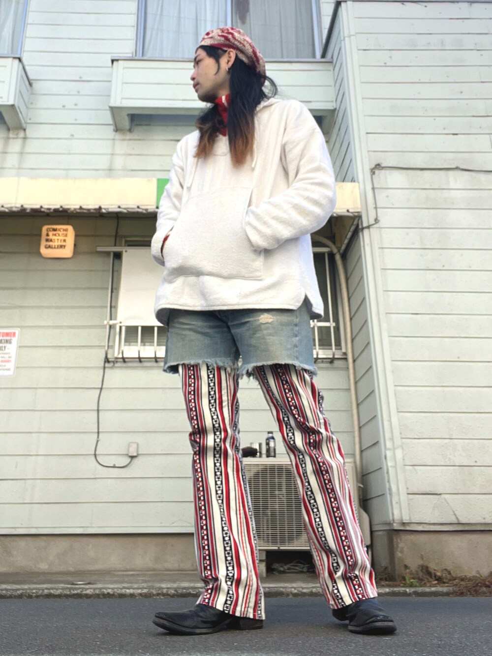 「vintage、ヴィンテージ、タム、トラックジャケット、メキシカンパーカー、デニムパンツ、フレアパンツ、ブーツ、レイヤードスタイル」｜「PREMIATAのアイテム（ブーツ、ブラック系）」を使った、&GOMAさん（メンズ・171cm）の冬コーディネートの1枚目の写真