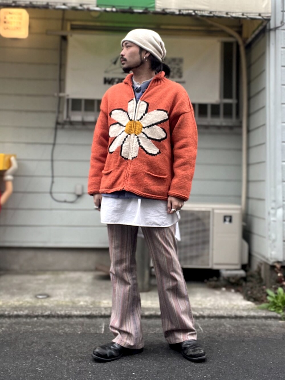 「vintage、ヴィンテージ、ニット帽、エクアドルニット、フレンチワーク、モールスキン、グランパシャツ、フレアパンツ、ストライプパンツ、サイドゴアブーツ、レイヤードスタイル」｜「us navyのアイテム（ブーツ、ブラック系）」を使った、&GOMAさん（メンズ・171cm）の春コーディネートの1枚目の写真