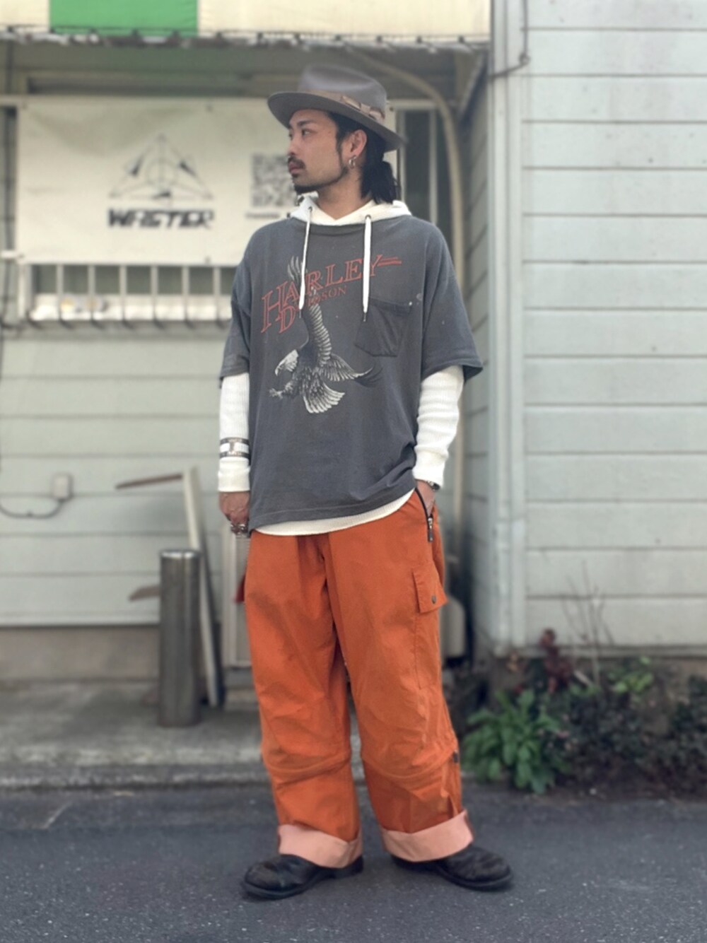 「vintage、ヴィンテージ、ハット、パーカー、Tシャツ、ハーレーダビッドソン、ナイロンパンツ、カーゴパンツ、サイドゴアブーツ、レイヤードスタイル」｜「us navyのアイテム（ブーツ、ブラック系）」を使った、&GOMAさん（メンズ・171cm）の春コーディネートの1枚目の写真