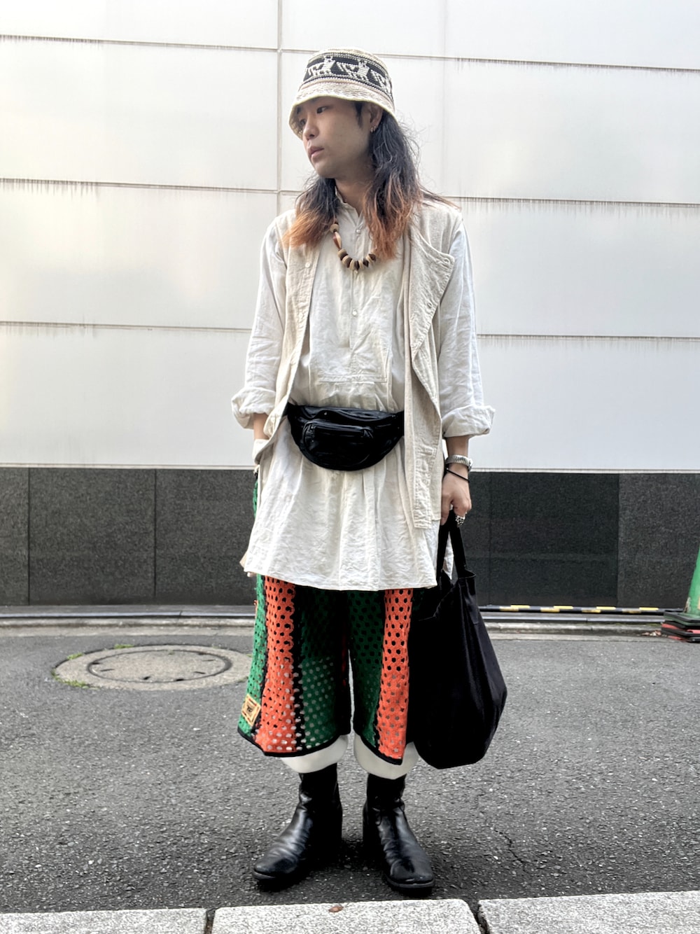 「vintage、ヴィンテージ、ニットハット、ベスト、グランパシャツ、ウエストポーチ、ネックレス、メッシュ、ブーツ、ヘルメットバッグ」｜「PREMIATAのアイテム（ブーツ、ブラック系）」を使った、&GOMAさん（メンズ・171cm）の春コーディネートの1枚目の写真