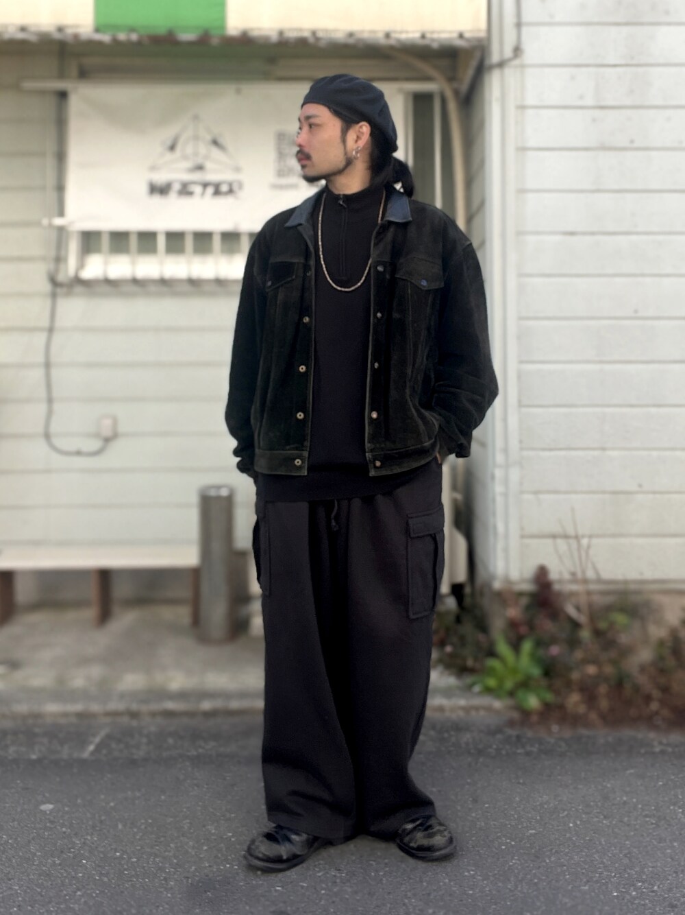 「vintage、ヴィンテージ、ベレー帽、レザージャケット、ハーフジップニット、カーゴパンツ、スウェットパンツ、サイドゴアブーツ、レイヤードスタイル」｜「us navyのアイテム（ブーツ、ブラック系）」を使った、&GOMAさん（メンズ・171cm）の冬コーディネートの1枚目の写真